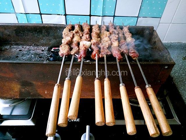 烤箱烧木炭，把肉串和牛腰分次烤熟(记住打开抽油烟机，这样屋中不会有烟熏)