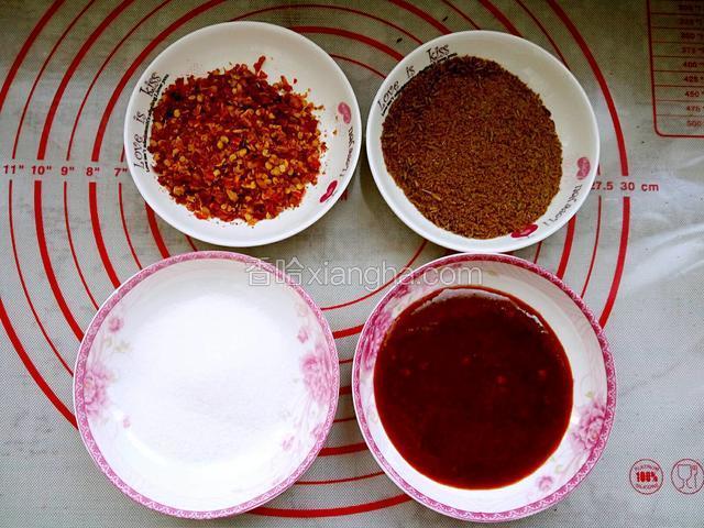 边烤边添加调味料，正面加完在翻过来加另一面调味料，依个人口味添加