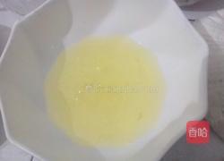 电饭煲做蛋糕中蛋清如何打发成白色泡沫状的方法的做法图解2