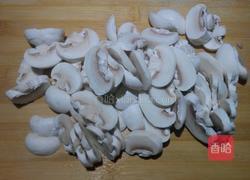 辣椒炒口蘑的做法图解2