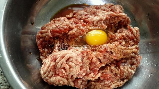 牛肉让商家搅成陷，放入生抽，鸡蛋朝一个方向搅拌！
