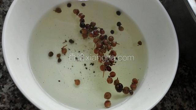 花椒用开水泡至一会儿，花椒捞出不要！