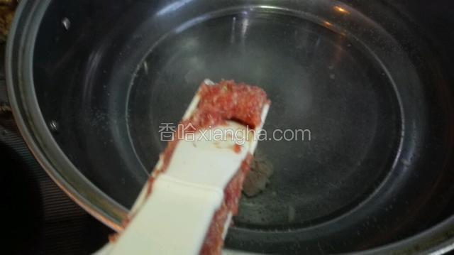 水一直保持微开的状态，用汆丸器逐个下入丸子，没有汆丸器用勺子团圆也可以！