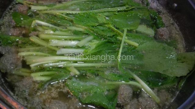煮至小白菜变软放入鸡精出锅！