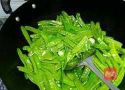 荷兰豆炒火腿肠的做法图解3