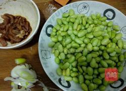 毛豆炒肉的做法图解1