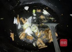 毛豆炒肉的做法图解2