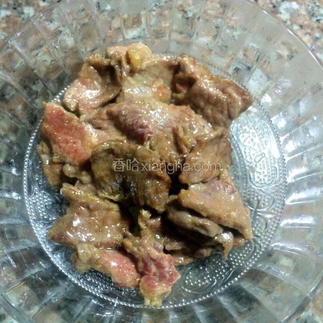 将牛肉盛起备用。