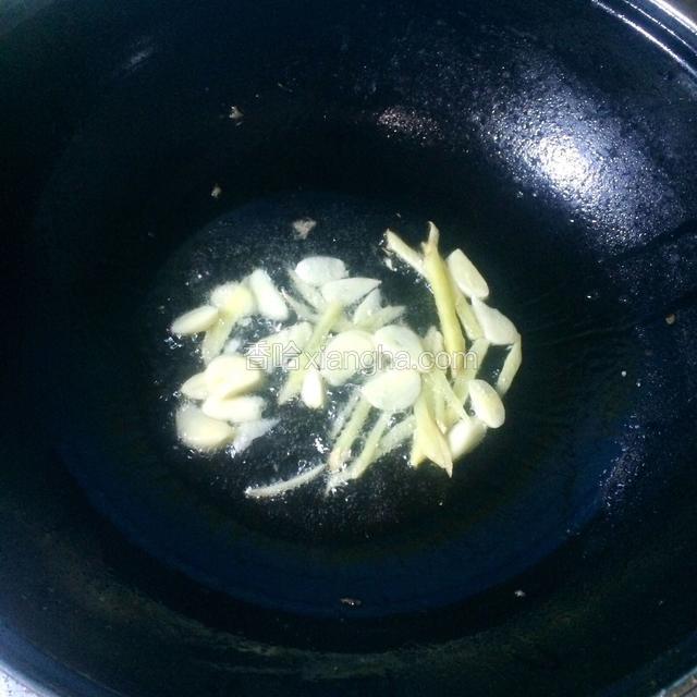 锅内留底油，下生姜丝蒜片爆出香味。