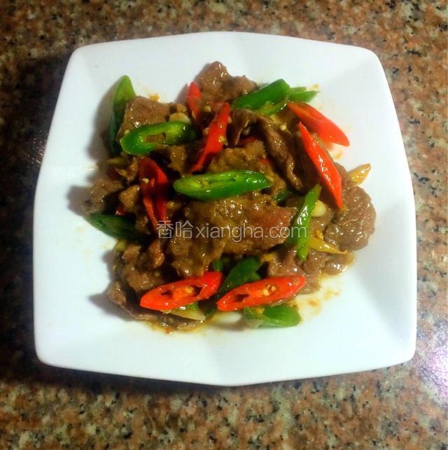 装盘出锅，美味的双椒牛肉就完成了。
