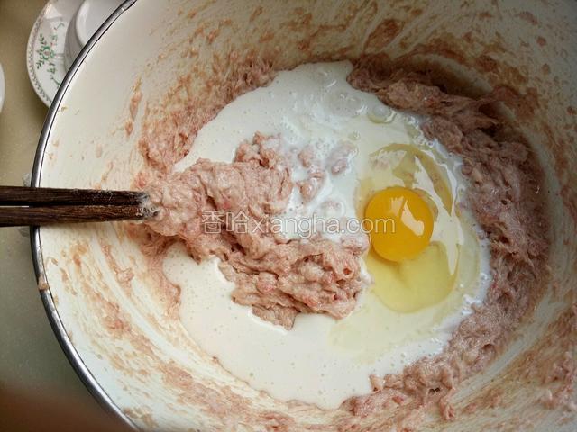 把面糊水倒入肉馅中，并加入一个鸡蛋