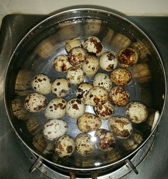 锅中放清水，把鹌鹑蛋放入煮15分钟