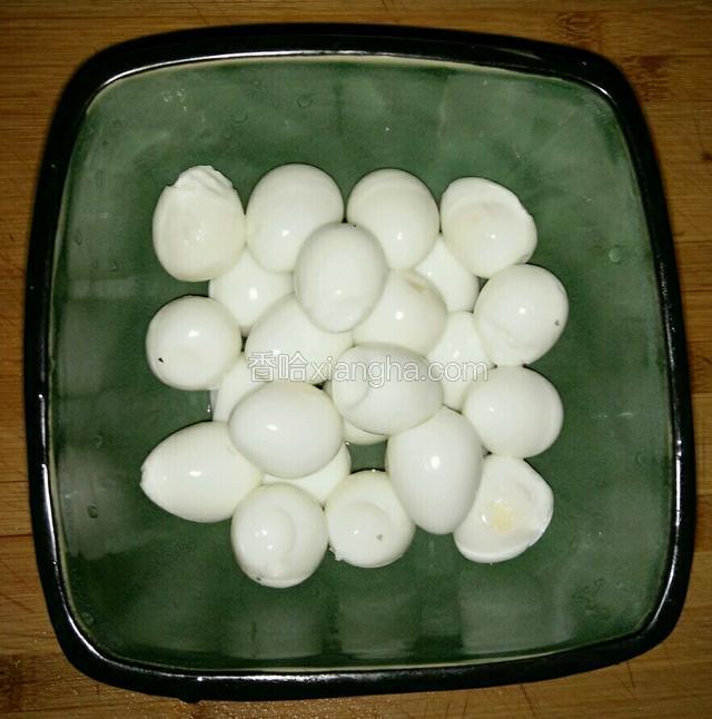 把过好凉水的鹌鹑蛋磕碎，在放在案板上用手滚一滚，这样就很好剥了