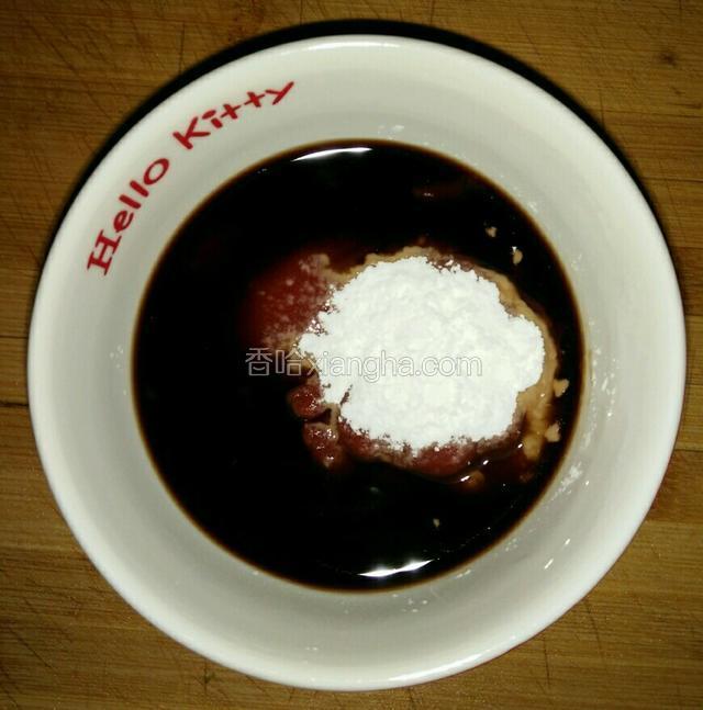 开始调料汁，盐1小勺，糖1小勺，醋1小勺，淀粉10g,生抽1小勺，番茄沙司30g,加点清水搅拌均匀