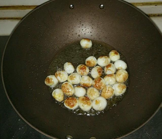 小火慢煎，煎出虎皮样，也可以多放些油，用油炸一下