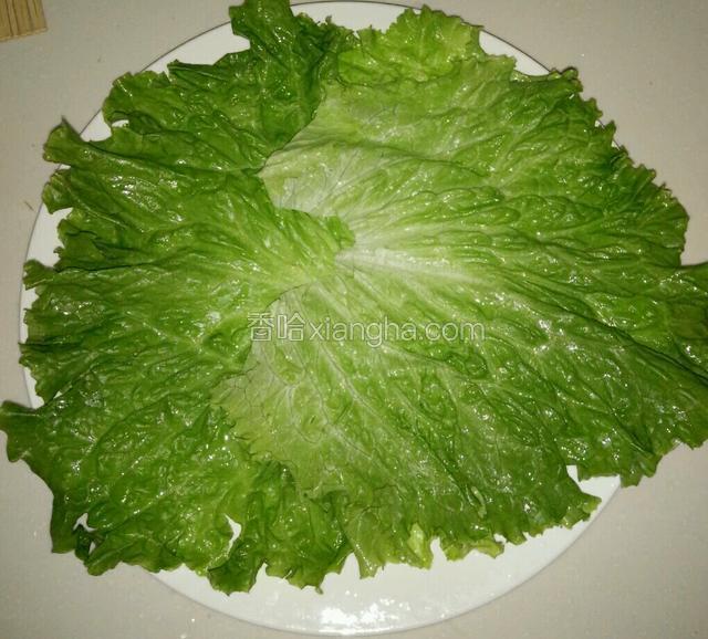 盘里放入几片生菜叶子装饰一下