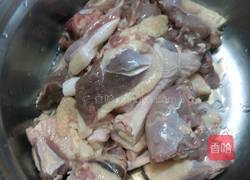 母鸭茶树菇枸杞汤的做法图解1