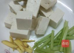 五花肉烧豆腐的做法图解1