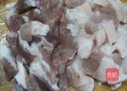 五花肉烧豆腐的做法图解2