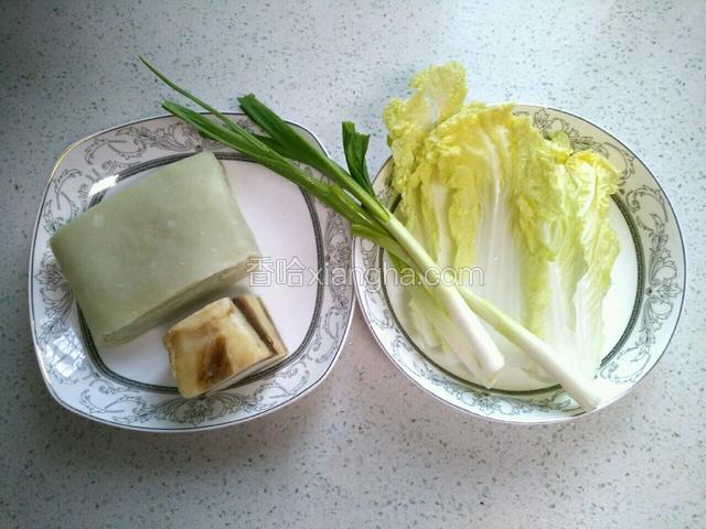 备好图中食材。腊肉洗净，娃娃菜、青蒜洗净，湿豆丝。