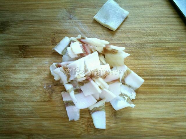 腊肉切掉皮(不要)，再切薄片。