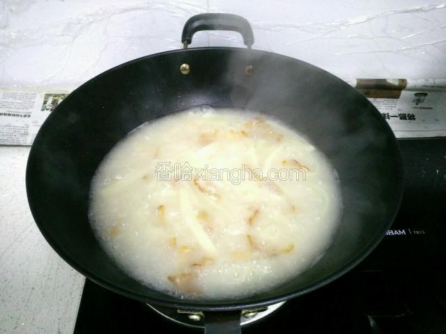 大火烧开，煮至汤沸腾，变白色。