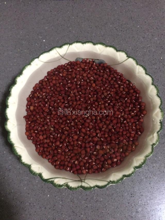 红豆洗净，用清水浸泡一夜。