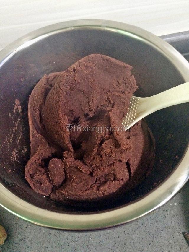 炒好的豆沙盛入碗中冷却，