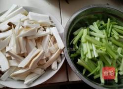 芹菜炒杏鲍菇的做法图解1