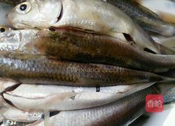 油炸小鱼的做法图解1