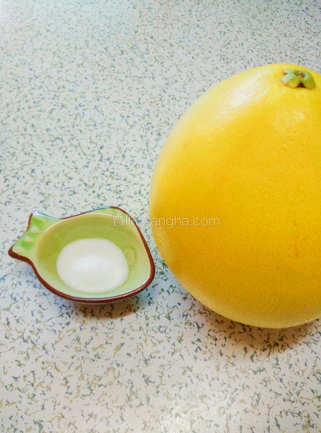 用盐在柚子表面细细揉搓5分钟，去除柚子表面的果蜡。