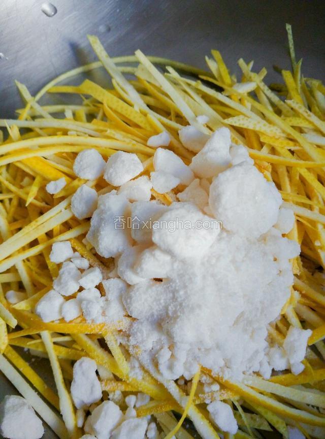 把柚子果肉掰成小小块儿，加入冰糖，我家没有冰糖了加的冰糖粉