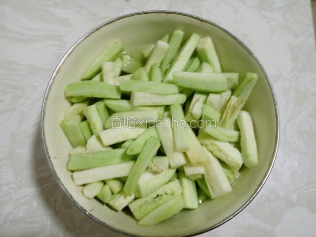 茄子去皮切小条用淡盐水泡一下，我泡了10分钟。