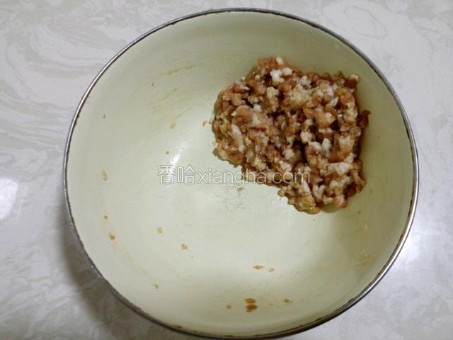 把肉馅用料酒和生抽味下备用。