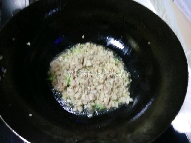 起锅热油放入味好的肉馅翻炒，放入葱，姜，蒜爆香。