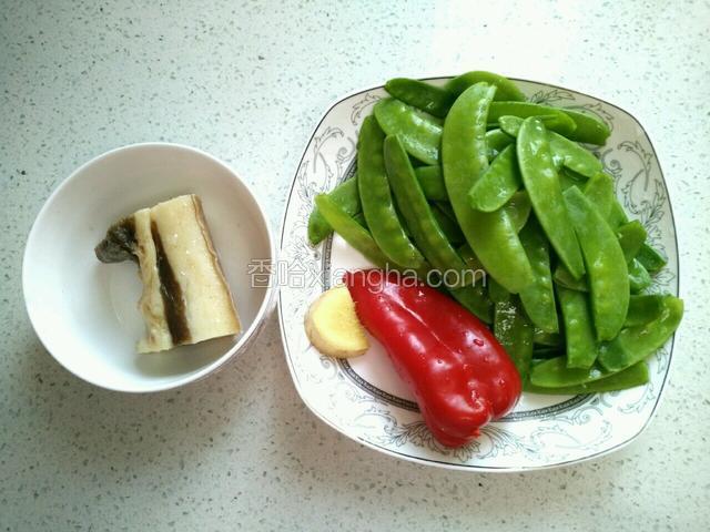 备好图中食材。腊肉、红辣椒、姜洗净，荷兰豆去筋洗净。
