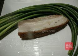 脆皮烧猪肉炒蒜苔的做法图解1