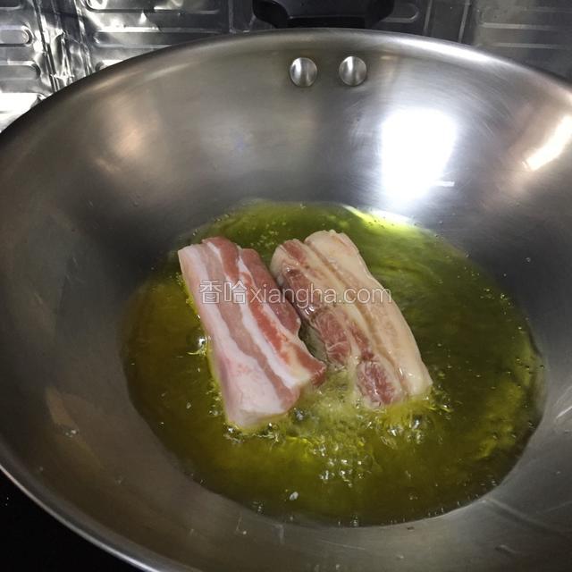 热油投入五花肉