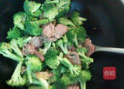 西兰花炒肉的做法图解5