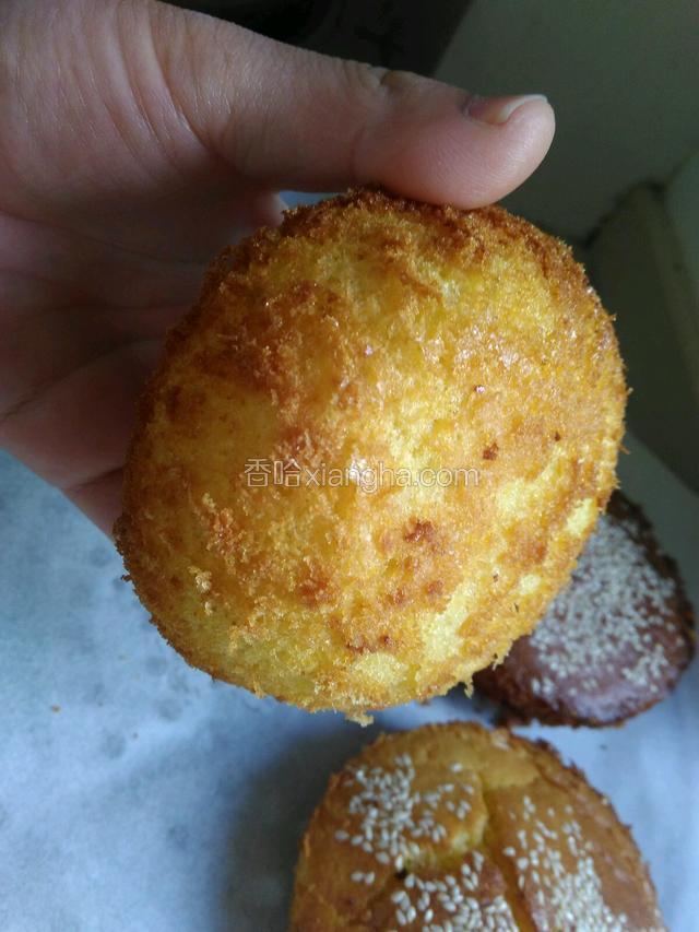 用牙签戳蛋糕底部，牙签干净代表烤好，拿出来脱模