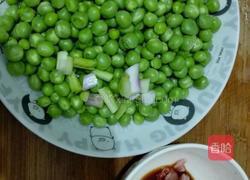 豌豆炒肉的做法图解1