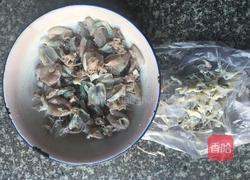 芹菜炒墨鱼的做法图解3