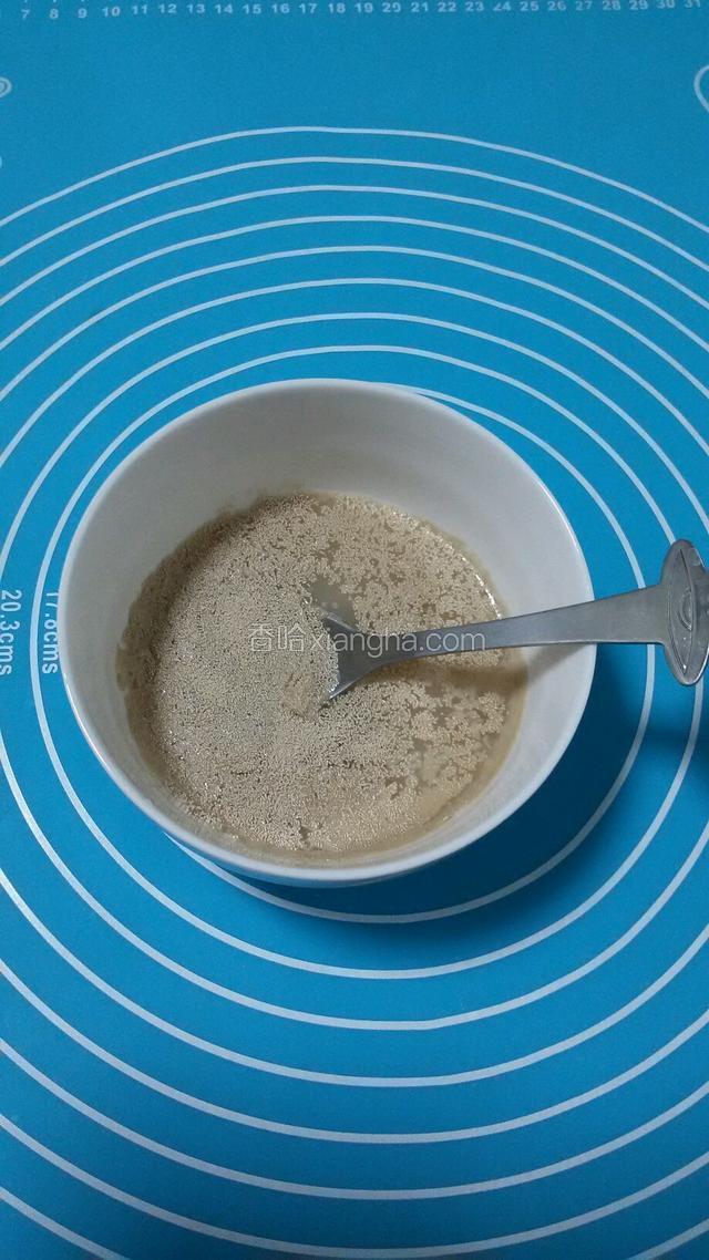 酵母用温水泡5分钟