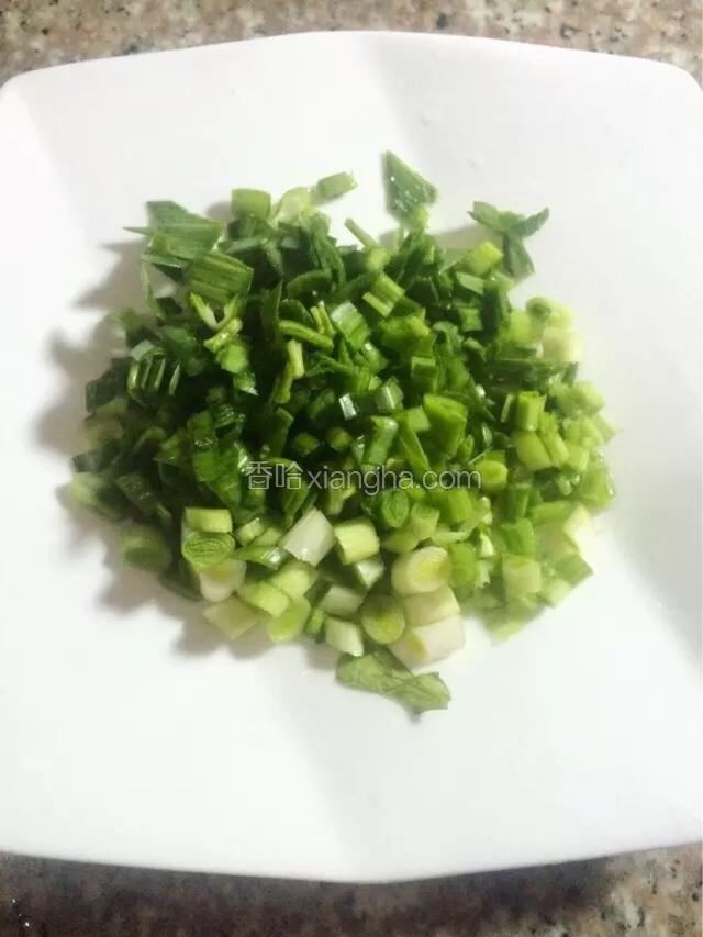 蒜苗切碎。