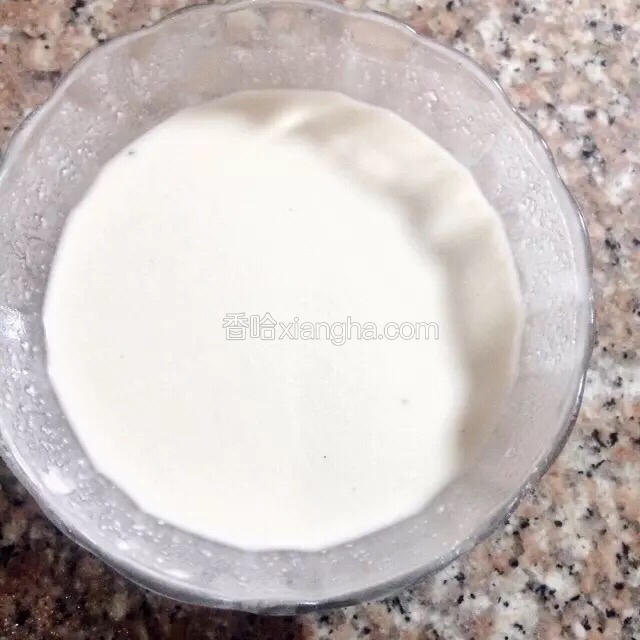 红薯粉加水拌匀（水不要加太多）。