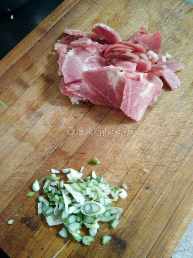 切成薄片，葱切片