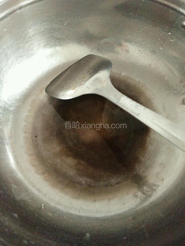 锅内倒适量油，六成热