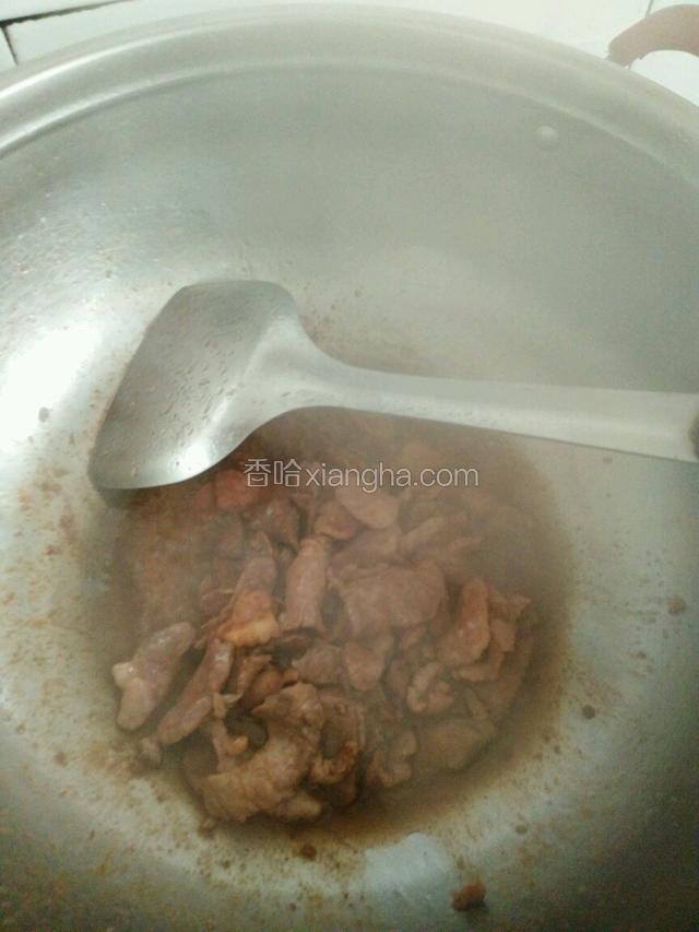 加盐，胡椒粉，番茄酱，老抽，翻炒片刻