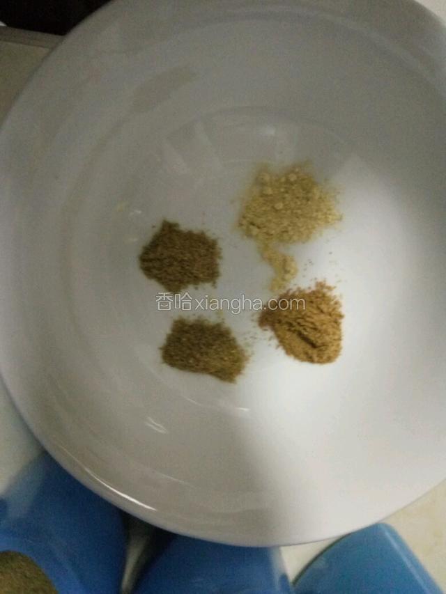 将干姜，花椒末，大料末，十三香，调料放碗中备料