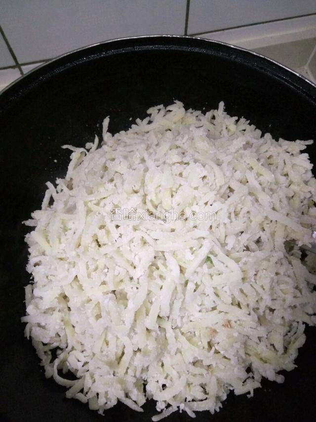 放蒸好的土豆丝！翻炒！